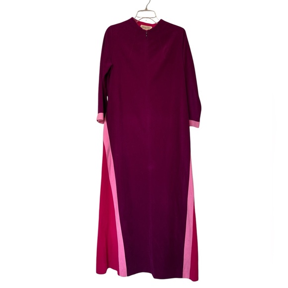 Vanity Fair Dresses & Skirts - Vtg 70s Berry and Pink Zip-up Velour Robe House Dress